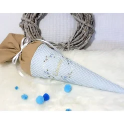 Personalisierte Geschwistertüte & Schultüte blau bestickt mit Blumenkranz – Zuckertüte Kitatüte aus Waffelpiqué