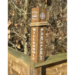 Personalisierte Holzsäule als Geburtstagsgeschenk – Individuelle Dekosäule mit Namen & Datum