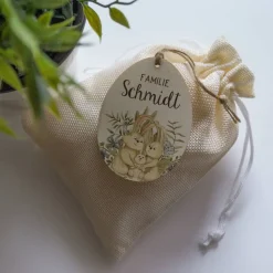 Personalisierte Osteranhänger *Easter Rabbit 1* mit Namen aus Holz / Holzeier als Osterdeko oder Geschenkanhänger