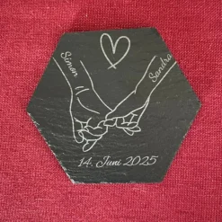 Personalisierte Schieferplatte Hexagon zur Hochzeit mit Namen & Datum – romantische Erinnerung