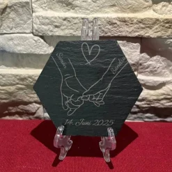 Personalisierte Schieferplatte Hexagon zur Hochzeit mit Namen & Datum – romantische Erinnerung