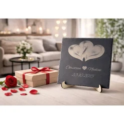 Personalisierte Schieferplatte 25x25cm mit Herz-Motiv Individuelles Geschenk zu Hochzeit & Jahrestag Inkl. Holz-Halter
