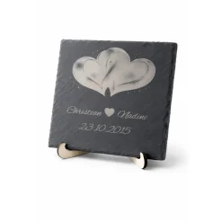 Personalisierte Schieferplatte 25x25cm mit Herz-Motiv Individuelles Geschenk zu Hochzeit & Jahrestag Inkl. Holz-Halter