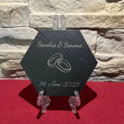 Personalisierte Schieferplatte Hochzeit mit Namen & Datum – Hexagon Deko mit Eheringen I Hochzeit I Ehe I Familie
