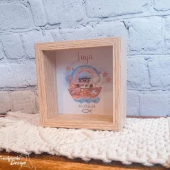 Personalisierte Spardose im Bilderrahmen – Geschenk zur Geburt, Taufe, Konfirmation & Kommunion