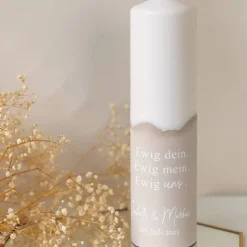 Personalisierte Traukerze mit nude/beigem Gipssockel und Blattgold Akzenten | Ein elegantes Accessoire für die Hochzeit