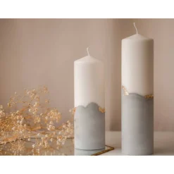 Personalisierte Traukerze mit Olive-grünGips-Sockel und Blattgold Akzenten | Ein elegantes Accessoire für Eure Hochzeit