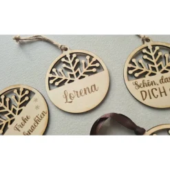 Personalisierte Weihnachtskugel aus Holz / eigener Text möglich