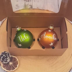 Personalisierte Weihnachtskugel mit Namen aus Glas – viele Farben & verschiedene Schriftarten