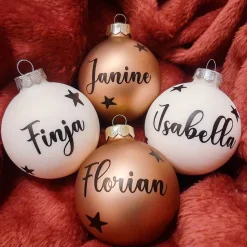 Personalisierte Weihnachtskugel mit Namen aus Glas – viele Farben & verschiedene Schriftarten