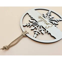 Personalisierter Anhänger für Weihnachtsbaum & Geschenk Schneeflocke Holzanhänger Weihnachtskugel Tannenbaum mit Name