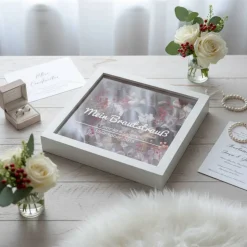 Personalisierter Brautstrauß im weißen Bilderrahmen – Einzigartige Hochzeitserinnerung 27x27x6 cm Motiv 1-8