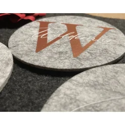 Personalisierter Filzuntersetzer als wieder verwendbares Gastgeschenk für Hochzeit Konfirmation Feier Party roségold JGA