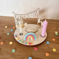 Personalisierter Geburtstagsteller mit bunten Buchstaben