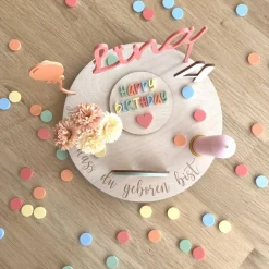 Personalisierter Geburtstagsteller bunt mit Luftballon und Namensstecker