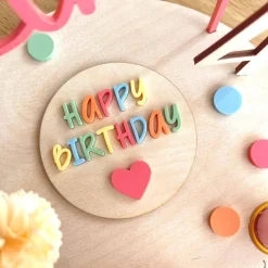 Personalisierter Geburtstagsteller bunt mit Luftballon und Namensstecker