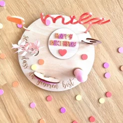 Personalisierter Geburtstagsteller „Pretty in Pink“ mit Vase und Kerze