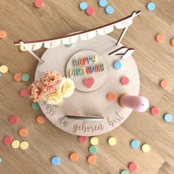 Personalisierter Geburtstagsteller bunt mit Wimpelkette und Regenbogen