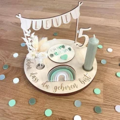 Personalisierter Geburtstagsteller pastellgrün mit Vase und Kerze