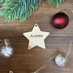 Personalisierter Geschenkanhänger Sternform mit Wunschname – Geschenk aus Birkensperrholz
