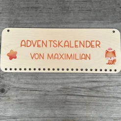 Personalisierter Holz-Adventskalender mit Fuchs mit Weihnachtsmütze