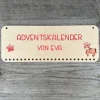 Personalisierter Holz-Adventskalender mit Pferd mit Weihnachtsmütze