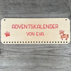 Personalisierter Holz-Adventskalender mit Pferd mit Weihnachtsmütze