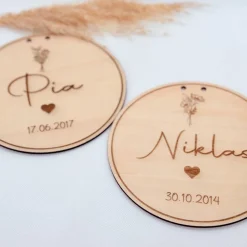 Personalisierter Holzaufhänger zur Geburt – Geschenk aus Holz mit Name, Geburtsdatum & Geburtsblume