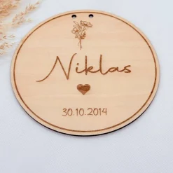 Personalisierter Holzaufhänger zur Geburt – Geschenk aus Holz mit Name, Geburtsdatum & Geburtsblume