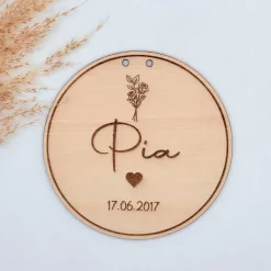 Personalisierter Holzaufhänger zur Geburt – Geschenk aus Holz mit Name, Geburtsdatum & Geburtsblume