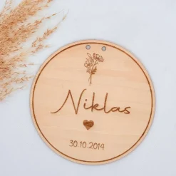 Personalisierter Holzaufhänger zur Geburt – Geschenk aus Holz mit Name, Geburtsdatum & Geburtsblume