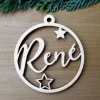 Personalisierter Holz-Geschenkanhänger Kugel mit Name & Sternen – Exklusiver Christbaumschmuck