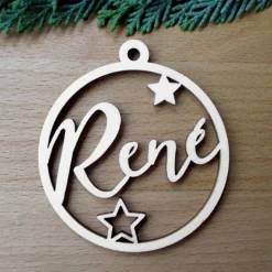 Personalisierter Holz-Geschenkanhänger Kugel mit Name & Sternen – Exklusiver Christbaumschmuck