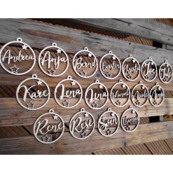 Personalisierter Holz-Geschenkanhänger Kugel mit Name & Sternen – Exklusiver Christbaumschmuck