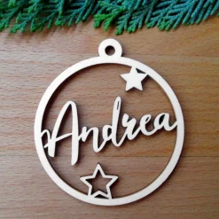 Personalisierter Holz-Geschenkanhänger Kugel mit Name & Sternen – Exklusiver Christbaumschmuck