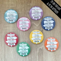 Personalisierter Magnet Tschüss Grundschule 2026 | Wegweiser Motiv | 8 Farben | 38/59mm | Wunschtext