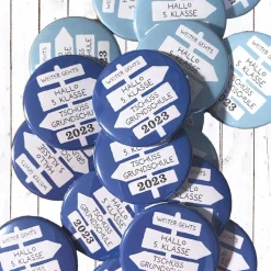 Personalisierter Magnet Tschüss Grundschule 2026 | Wegweiser Motiv | 8 Farben | 38/59mm | Wunschtext