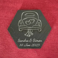 Personalisierter Schiefer-Untersetzer Hochzeit mit Namen & Datum – Sechseckig mit Hochzeitsauto