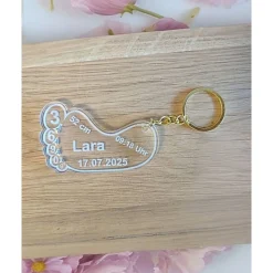 Personalisierter Schlüsselanhänger Fußform – Geschenk mit Name & Geburtsdaten aus Acryl oder Holz