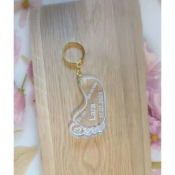 Personalisierter Schlüsselanhänger Fußform – Geschenk mit Name & Geburtsdaten aus Acryl oder Holz