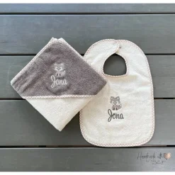 personalisiertes besticktes Babyset,  Kapuzenhandtuch und großes Lätzchen mit süßem Fuchs und Namen, Geschenkidee Geburt