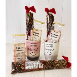 Personalisiertes Erdbeer Geschenkset Tasse mit Tee und Bonbons