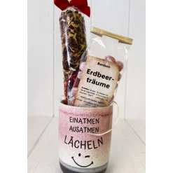 Personalisiertes Erdbeer Geschenkset Tasse mit Tee und Bonbons