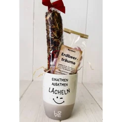 Personalisiertes Erdbeer Geschenkset Tasse mit Tee und Bonbons