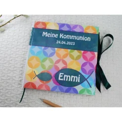 personalisiertes farbenfrohes Gästebuch zur Kommunion mit Fischen und Kreisen in Regenbogenfarben auch mit Gästefragen