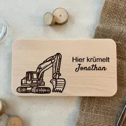 Personalisiertes Frühstücksbrettchen mit Bagger Motiv - Süßes Babygeschenk personalisiert - Geschenk zur Taufe Junge