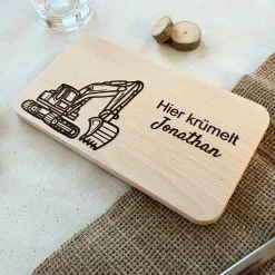 Personalisiertes Frühstücksbrettchen mit Bagger Motiv - Süßes Babygeschenk personalisiert - Geschenk zur Taufe Junge