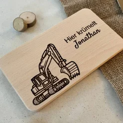 Personalisiertes Frühstücksbrettchen mit Bagger Motiv - Süßes Babygeschenk personalisiert - Geschenk zur Taufe Junge