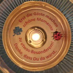 Personalisiertes Gastgeschenk zum runden Geburtstag – Teelicht mit Botschaft als Tischdeko & Andenken