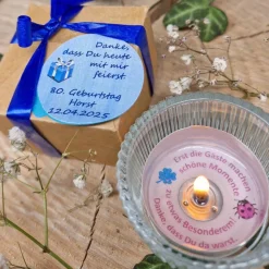 Personalisiertes Gastgeschenk zum runden Geburtstag – Teelicht mit Botschaft als Tischdeko & Andenken